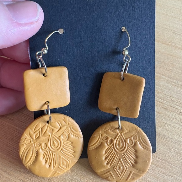 Elegant Gold Earrings - Picture 1 of 1
